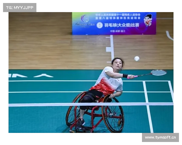 残疾人羽毛球选手轮椅360度旋转救球震撼瞬间展现极限拼搏精神
